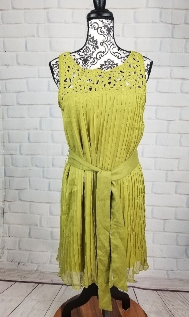 C. Puce size m sleeveless tie waist pleated dress
